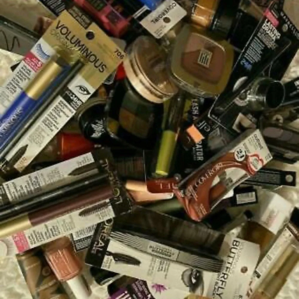 TOP NAME BRAND MYSTERY BEAUTY BOX (NEW WITH TAGS)